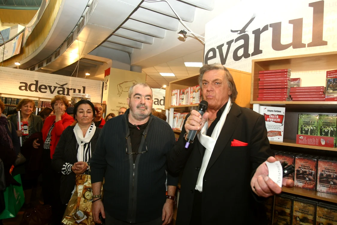 George Stanca, la lansarea volumului "Epistolar", la Targul de Carte Gaudeamus, în noiembrie 2011. Florin Piersic i-a fost alături