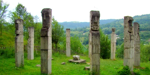 Monumentul martirilor romani de la Moisei jpg