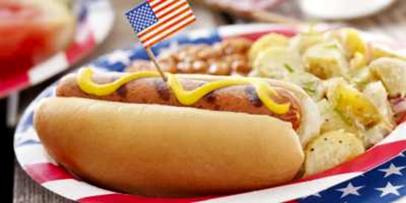 Americanii mănâncă, în medie, 150 de milioane de hot-dogs în ziua de 4 iulie. FOTO bestwallpapershere.org