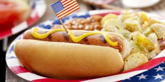 Americanii mănâncă, în medie, 150 de milioane de hot-dogs în ziua de 4 iulie. FOTO bestwallpapershere.org