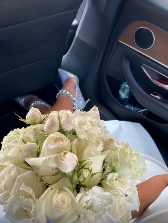 Mireasa și-a accesorizat ținuta cu pantofi argintii cu baretă tip zale pe glezne foto: arhiva personală/Instagram
