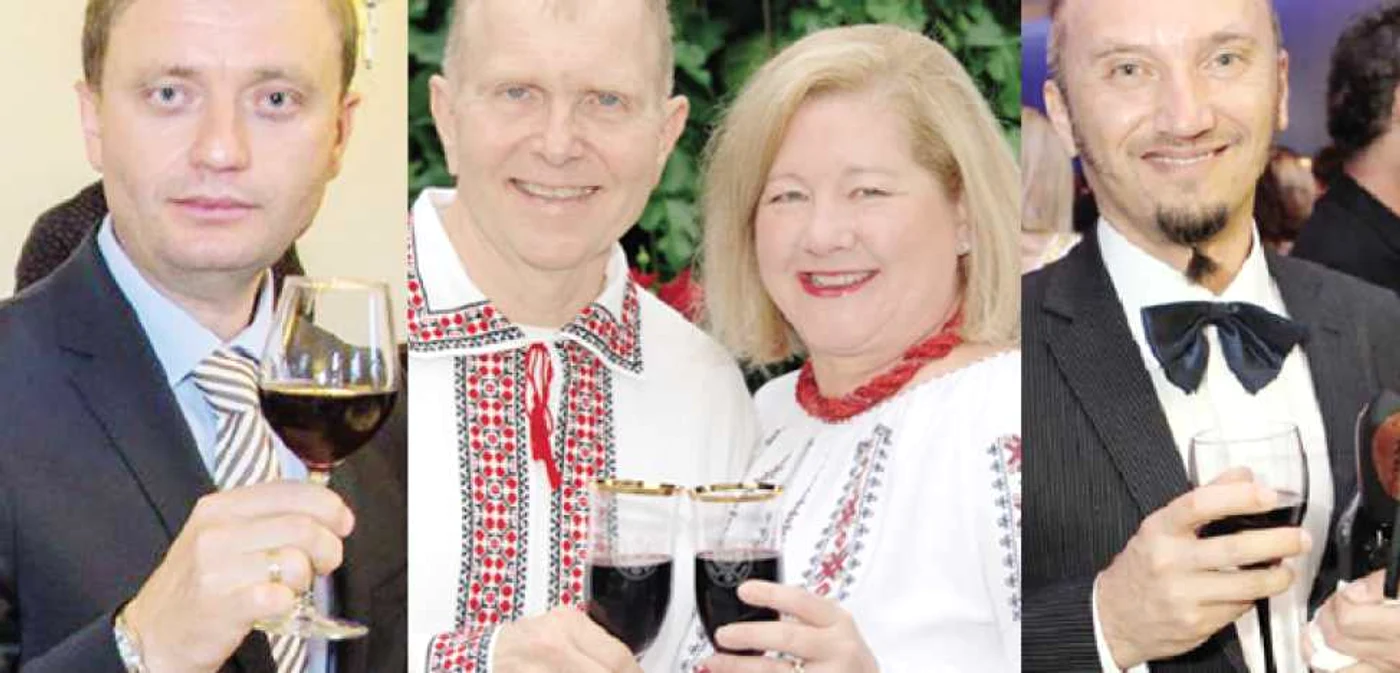 Ambasadorul Moldovei în Estonia, Victor Guzun, şeful misiunii diplomatice a SUA la Chişinău, William H. Moser, şi actorul Anatol Durbală promovează vinurile moldoveneşti FOTOGRAFII: ARHIVĂ PERSONALĂ; FACEBOOK