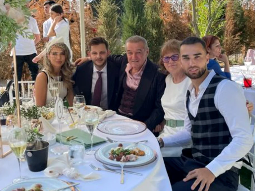 
    Nașul Gigi, alături de tinerii miri. În dreapta este Alex Iordănescu, fratele mireseifoto: Instagram  
