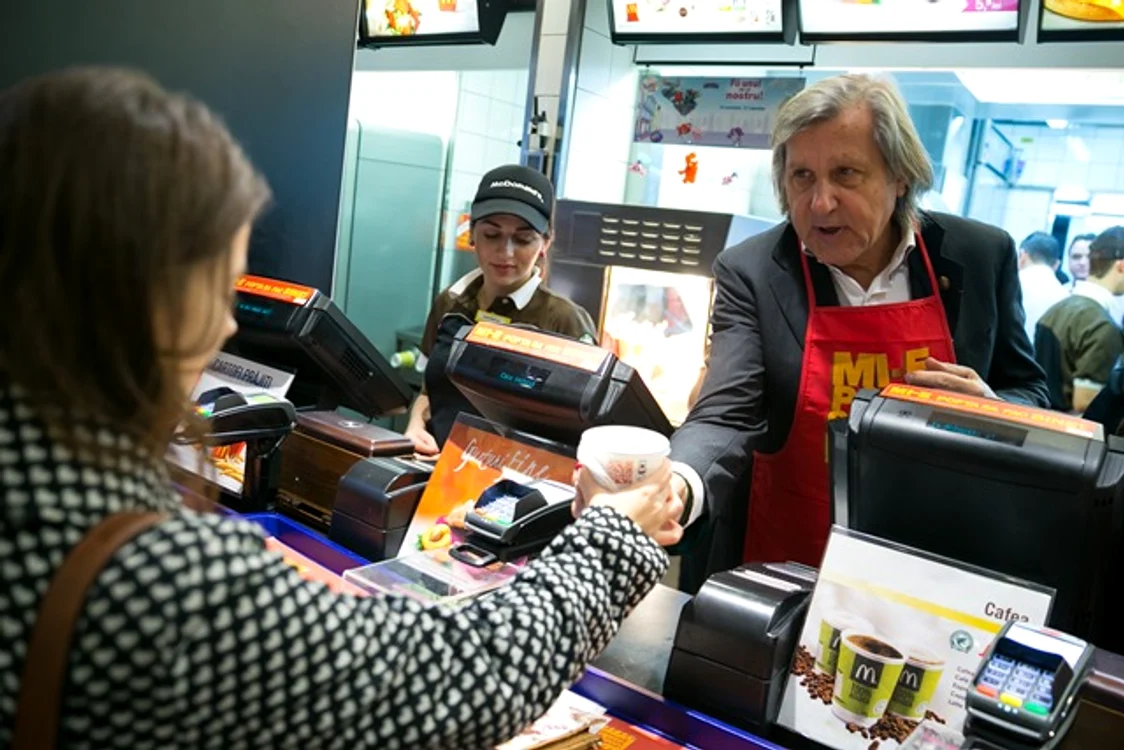 
    Ilie Năstase a trecut în spatele casei de marcat pentru o ziFoto: Arhiva personală  