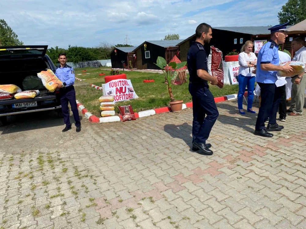 Poliţiştii au donat hrană pentru animale FOTO: IPJ Vrancea