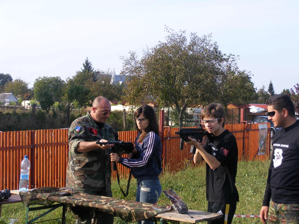  Iulia Dobrai (foto centru) este una dintre practicantele sportului cu arma