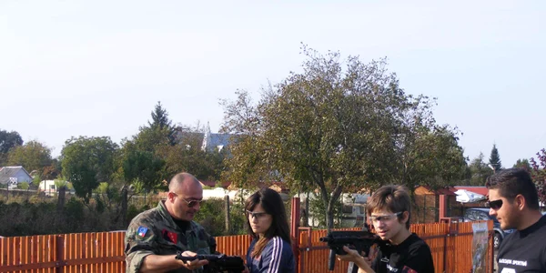  Iulia Dobrai (foto centru) este una dintre practicantele sportului cu arma
