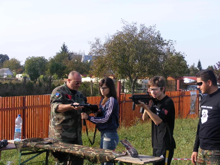 Iulia Dobrai (foto centru) este una dintre practicantele sportului cu arma