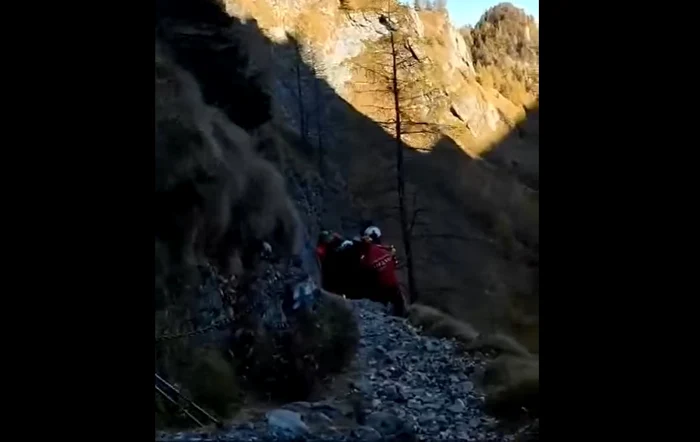 Turista a fost preluată de un elicopter. FOTO Captură video