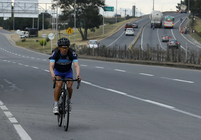 Bernal se antrena pe străzile din oraşul Gachancipá (Foto: EPA-EFE)