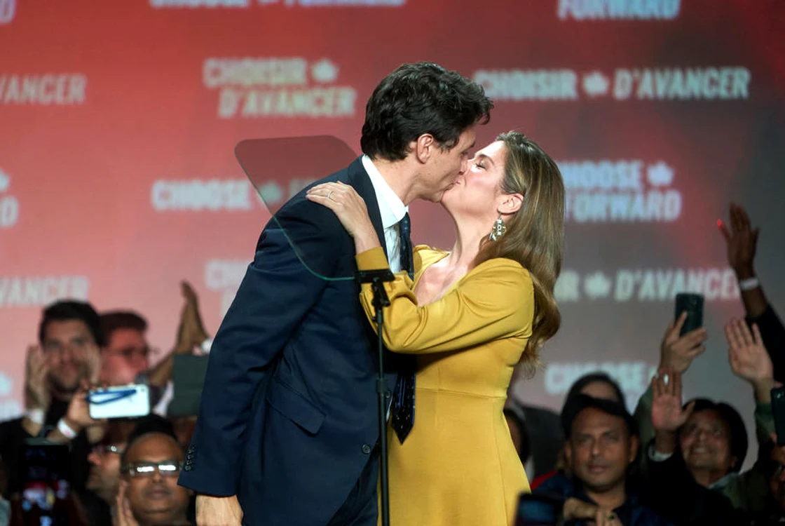 
    Justin Trudeau și-a sărutat soția după ce a aflat că a câștigat alegerile din Canadafoto: EPA EFE  