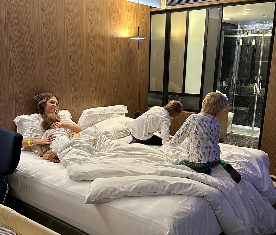 Adela Popescu are trei băieţi şi recunoaşte că abia face faţă să aibă grijă de ei