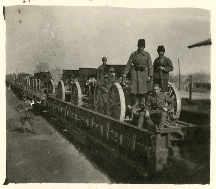 Tunuri încărcate într-un tren pe Frontul de Răsărit în anii 40 Colecția AdF Arhiva de Fotografie