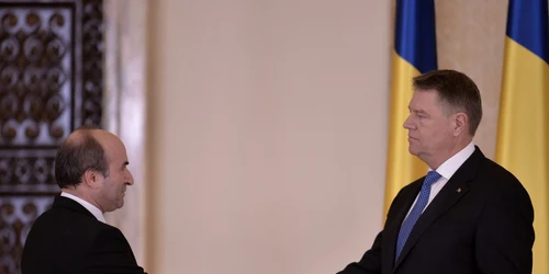 Preşedintele Klaus Iohannis îl felicită pe Tudorel Toader dupa depunerea jurământului de investitură în funcţia de ministru al Justiţiei FOTO Mediafax / Alexandru Dobre