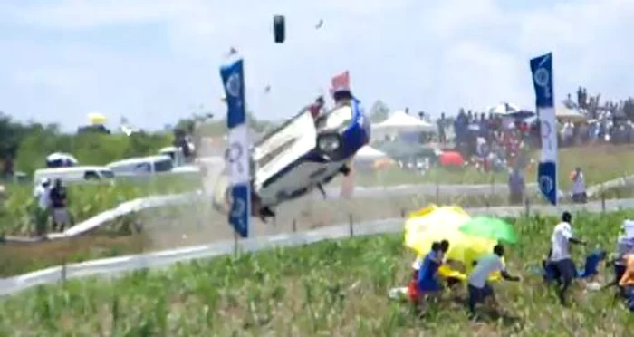 
    Maşina s-a rostogolit de opt ori prin aer  