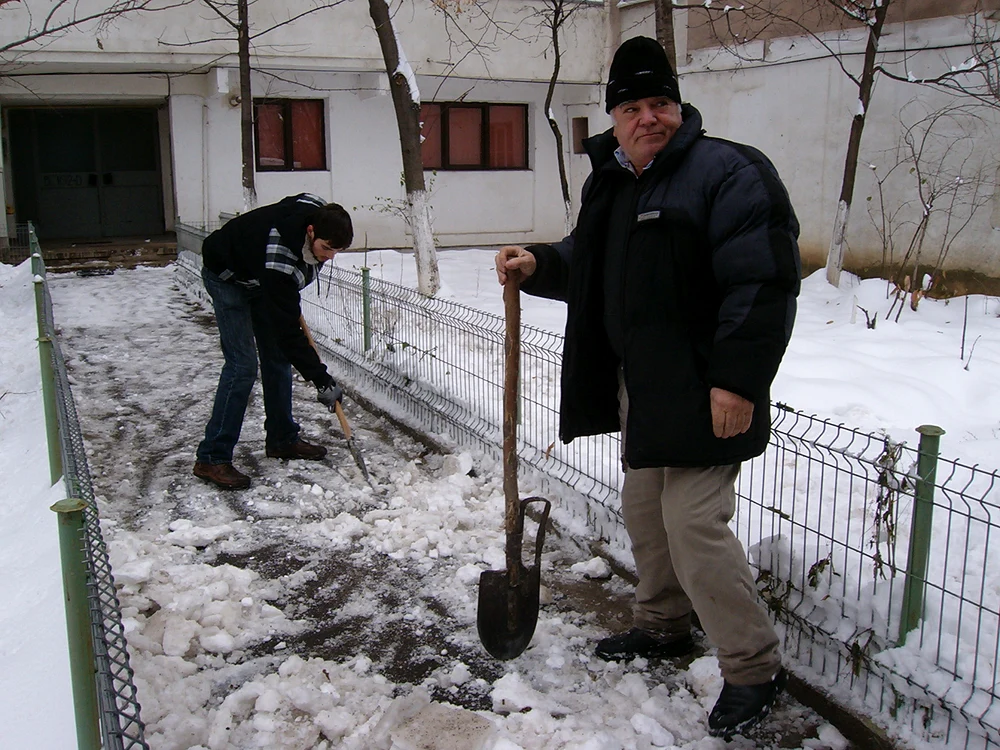 Locuitorii din zona Vest au demarat, ieri, o acţiune de deszăpezire la blocuri