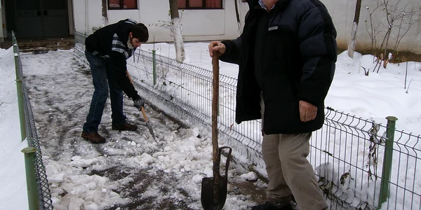 Locuitorii din zona Vest au demarat, ieri, o acţiune de deszăpezire la blocuri