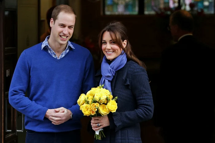 Kate Middleton şi prinţul William, zâmbitori, la ieşirea din Spitalul King Edward VII FOTO Reuters