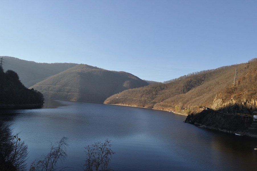 Scafandrii au găsit corpul bărbatului care s-a înecat sâmbătă în lacul Tarniţa
