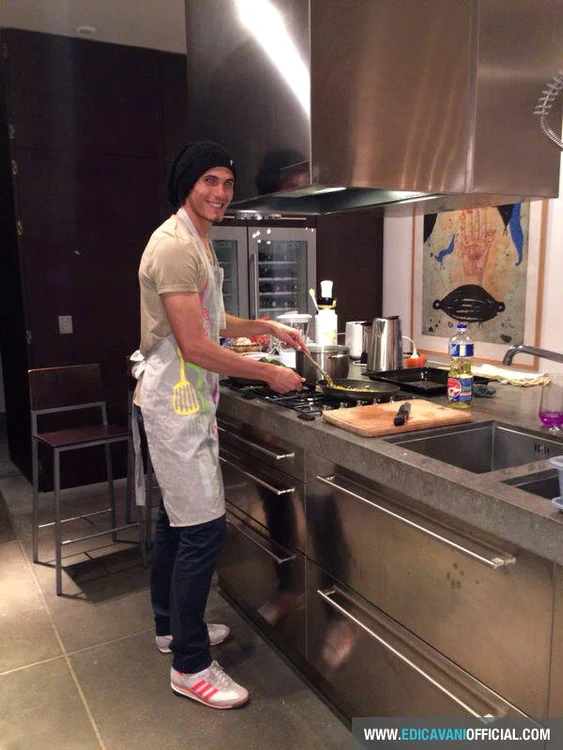 
    Edinson Cavani, în bucătărie, învârtind într-o tigaie aflată la foc mic  