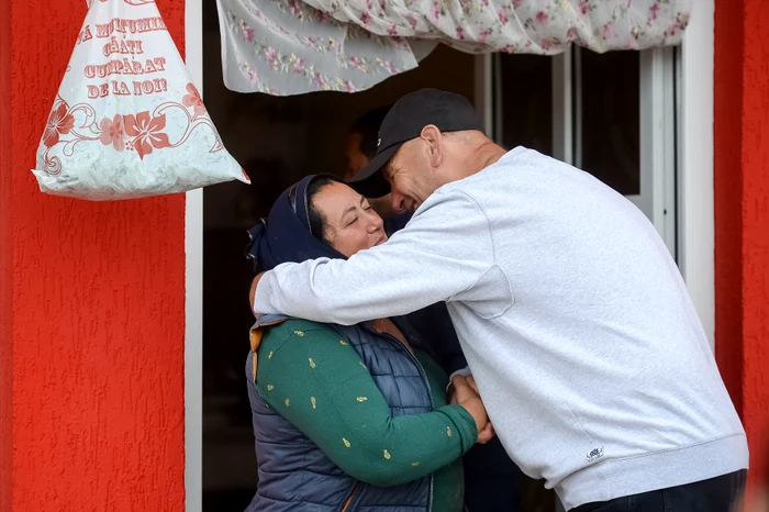 S-a îmbrățișat și s-a pupat cu localnicii.