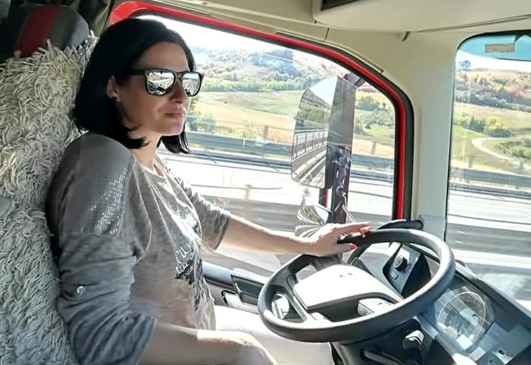 Crina Luncian se simte în largul ei la volanul unui autobuz lung de 18 metri FOTO: Arhivă personală