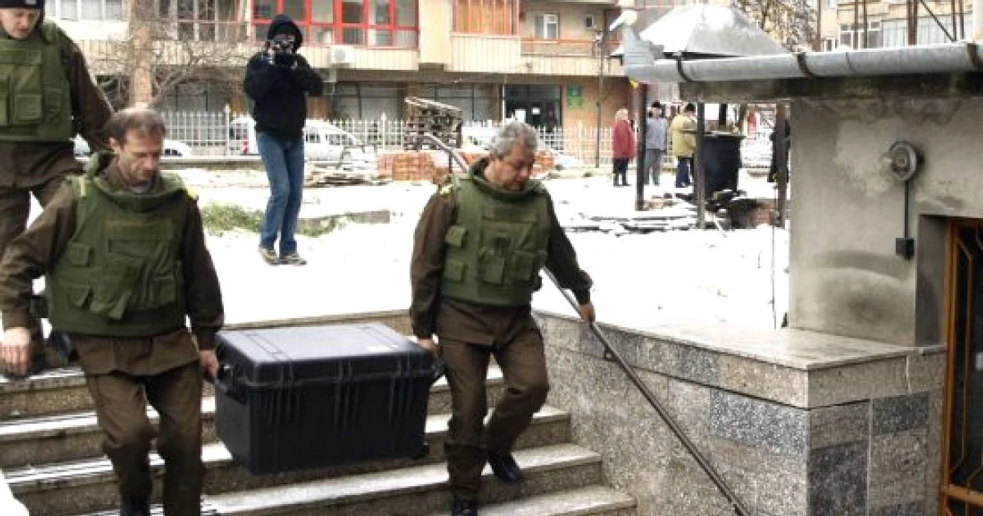 Pirotehniştii au intrat în biserică pentru a verifica pachetul suspect.