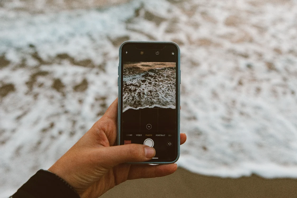 Un telefon cu care fotografiaza valurile marii