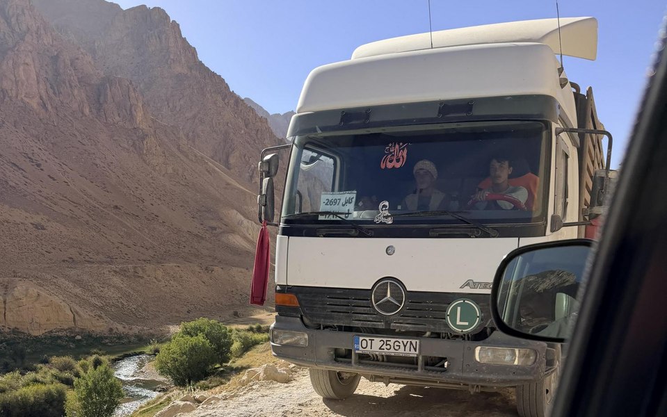 „Ce făcurăți, bă, nărozilor? Vă rătăcirăți?” Misterul camionului cu numere de Olt ajuns pe drumurile din Afganistan