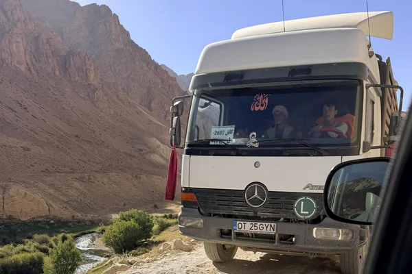 „Ce făcurăți, bă, nărozilor? Vă rătăcirăți?” Misterul camionului cu numere de Olt ajuns pe drumurile din Afganistan