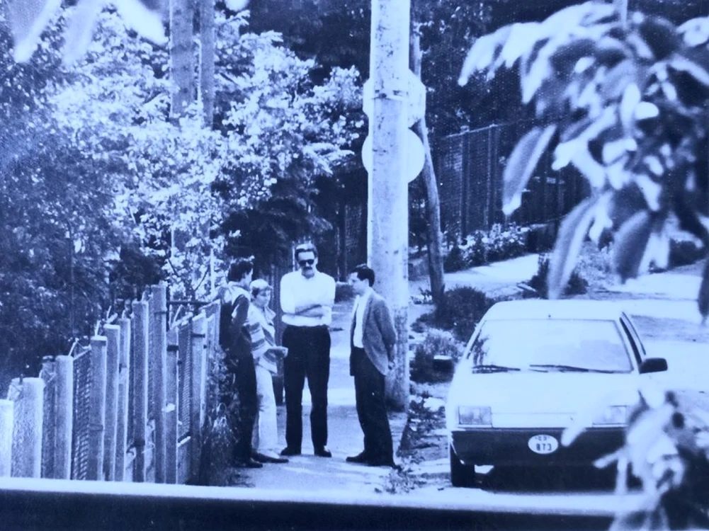 Casa unde locuia Doina Cornea a fost păzită cu stricteţe de Securitate. Fotografia a fost făcută de agenţii de Securitate în timpul unei întâlniri cu diplomaţi ai Ambasadei Franţei. FOTO: Fundaţia Doina Cornea