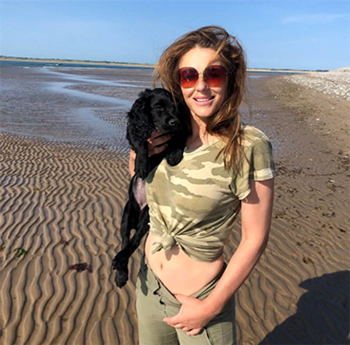 
    Elizabeth Hurley are un abdomen demn de invidiatFoto: Instagram   