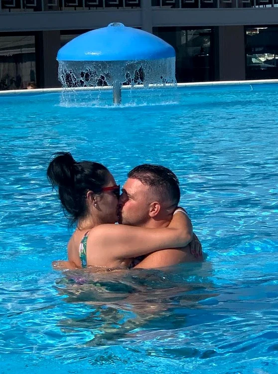 După ce s-au bălăcit în piscină, Angela Rusu și soțul ei s-au sărutat cu foc