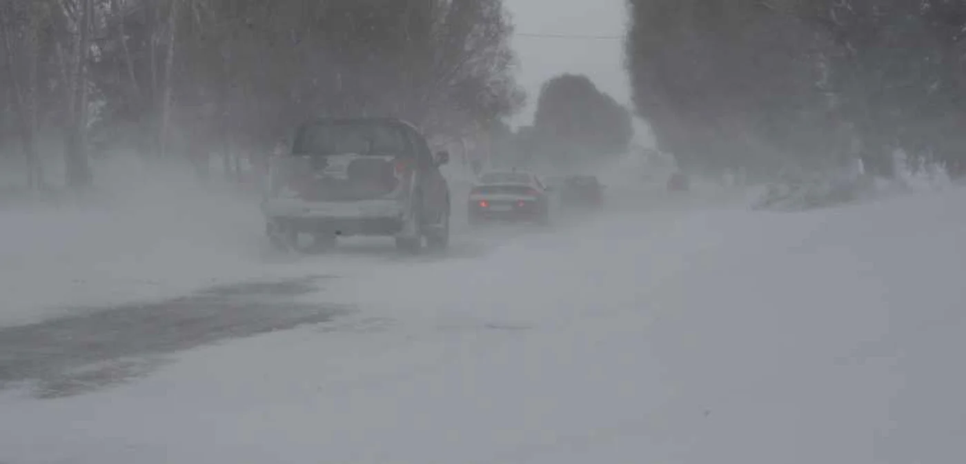 Viscolul creează probleme pe drumurile din judeţ