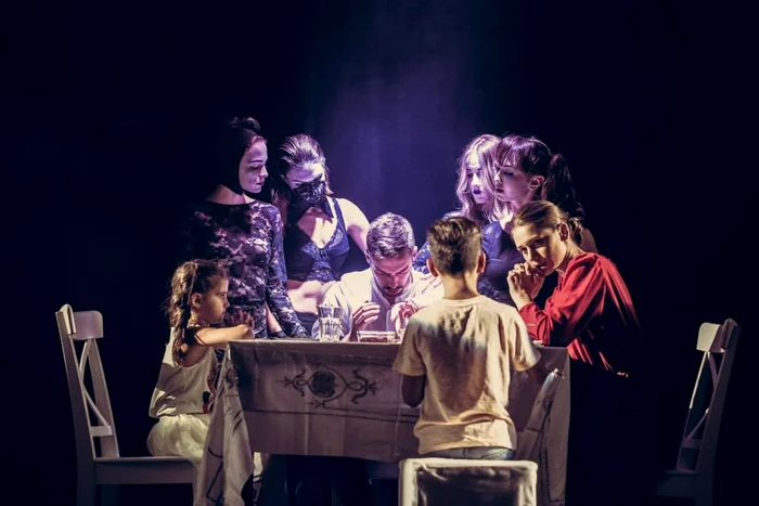 Bogdan pe scenă, în piesa "Silent Struglle", regizată chiar de el