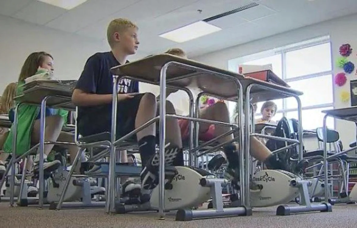 Copiii, care au primit bicicletele la sfârşitul anului trecut, sunt încă entuziasmaţi de noile „jucării”, ţinând cont de faptul că nu mai trebuie să stea nemişcaţi în timpul orelor. Captură YouTube