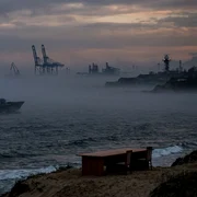 nave mare agitata foto AI Gemini jpg