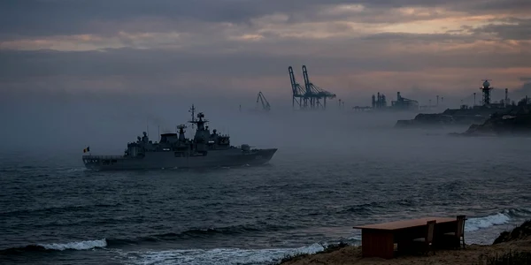 nave mare agitata foto AI Gemini jpg