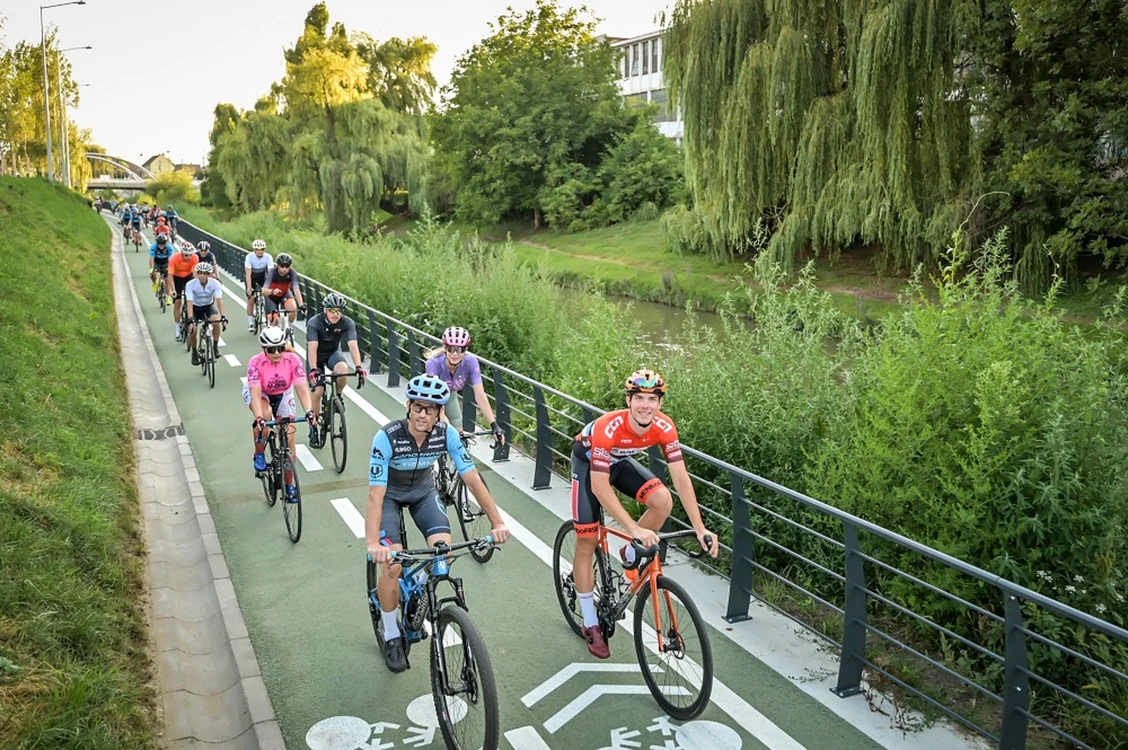 Tineri pe biciclete, pedalând bucuroși