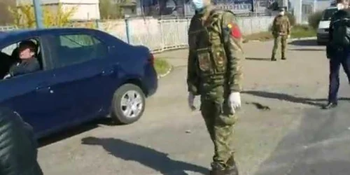 militari in strada