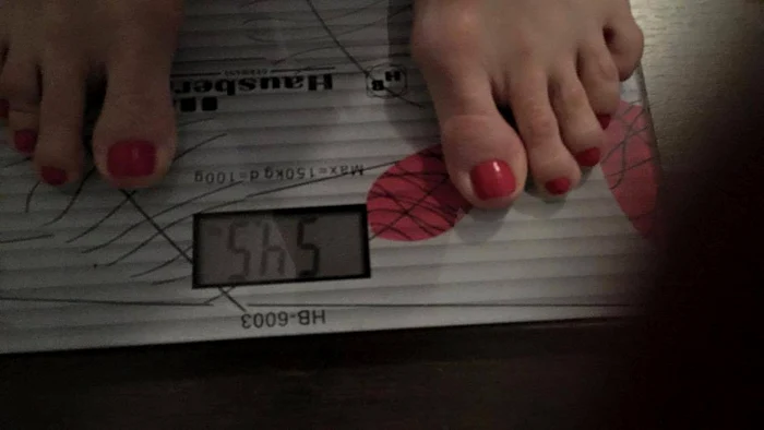 Mămica-vedetă e fericită acum când se urcă pe cântar