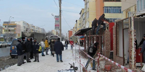 Muncitorii au demolat în această dimineață birourile