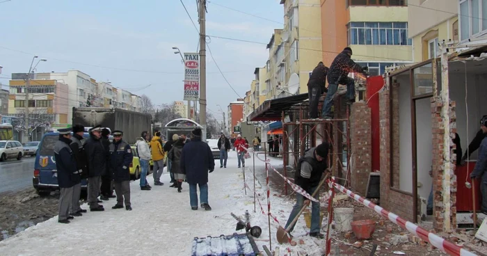 Muncitorii au demolat în această dimineață birourile