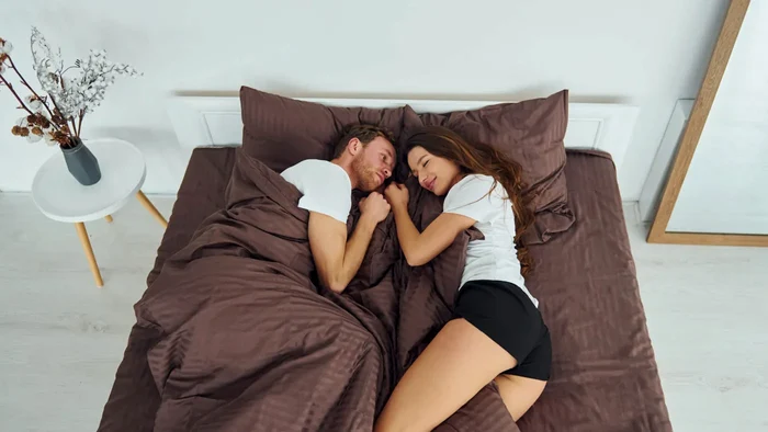 Dormi pe partea stângă sau dreaptă a patului?