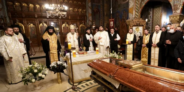trupul episcopului gurie al devei si  hunedoarei depus la catedrala din deva foto episcopia devei si hunedoarei