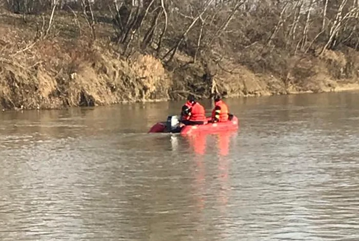 Bărbatul era deja mort când a fost extras de pompieri. FOTO arhivă