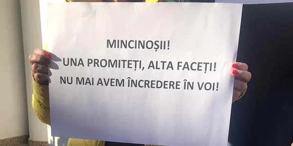 protest angajati institutii judetene min muncii   foto fb federatia sindicatelor din ministerul muncii jpg