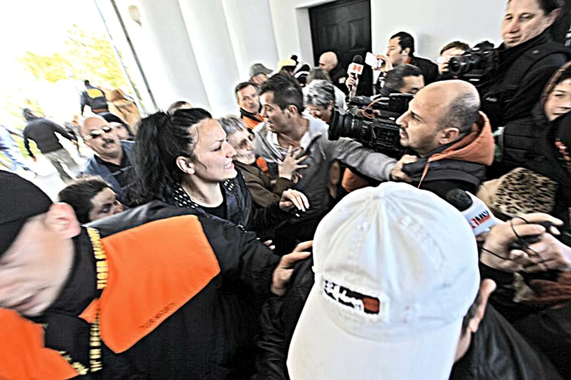 Înainte de ceremonie au avut  loc altercaţii între bodyguarzii  cimitirului şi oamenii care voiau  să intre la mormintele rudelor