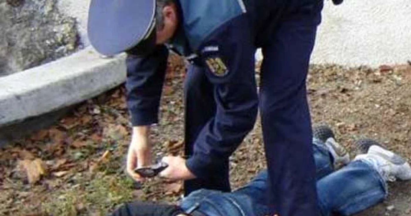 Cei doi bărbaţi au avut ghinionul să fie surprinşi chiar în timp ce încercau să dispară cu obiectul furtului