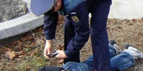 Cei doi bărbaţi au avut ghinionul să fie surprinşi chiar în timp ce încercau să dispară cu obiectul furtului